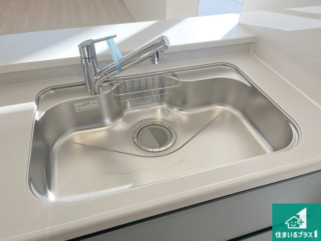 姫路市勝原区山戸　第2期　新築一戸建ての独立洗面台|清潔感のある洗面台です。フラットな鏡は掃除がしやすく毎日清潔！ホースは引き出して使えるので洗顔やお掃除の際に便利です！