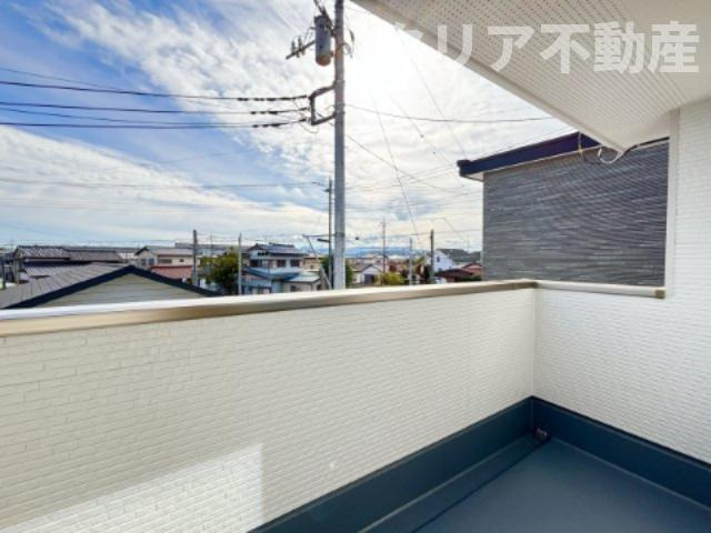 【バルコニー】 | 上小鳥町2期1号棟 | 雨でも安心、屋根付きバルコニー♪