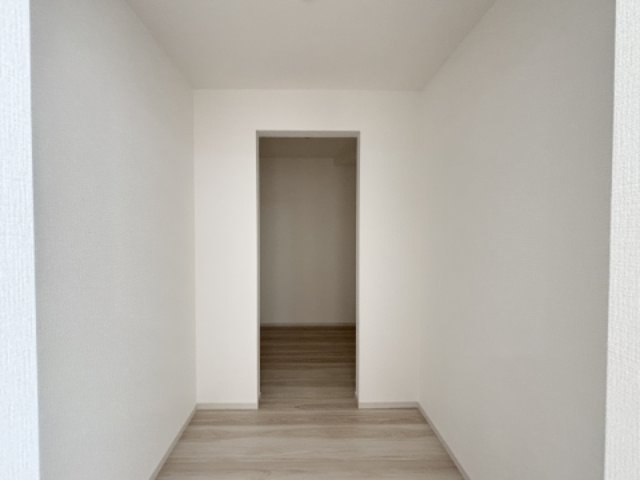 【収納】 | 上小鳥町2期1号棟 | キッチン横にはパントリー、その奥にユーティリティー付き。トータル4帖分のスペースがあります！