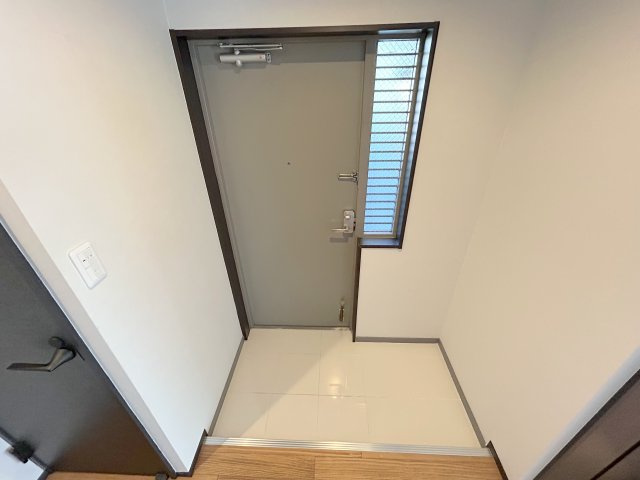 ローレルコートエスタ萩の台　５号棟の玄関