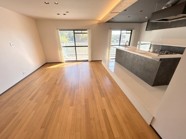 ローレルコートエスタ萩の台　５号棟の居間・リビング