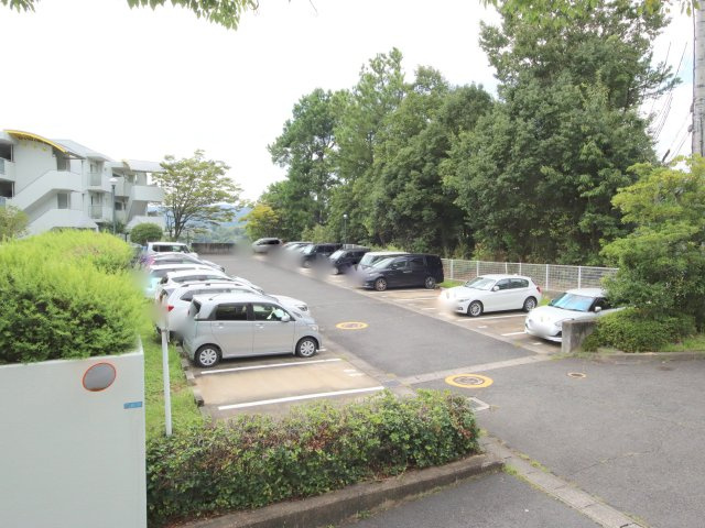ローレルコートエスタ萩の台　５号棟の駐車場