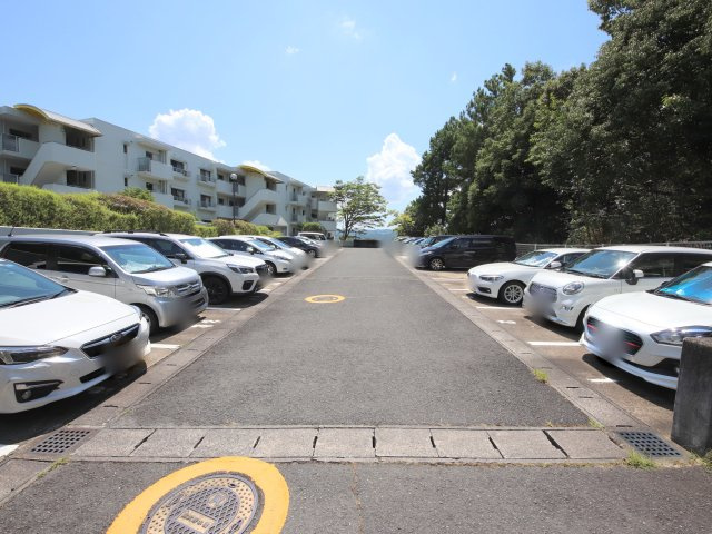 ローレルコートエスタ萩の台　５号棟の駐車場