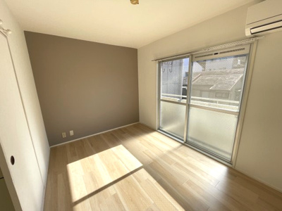 【居間・リビング】 | エリータ上新庄 | こちらのリビングで趣味の時間をお楽しみください