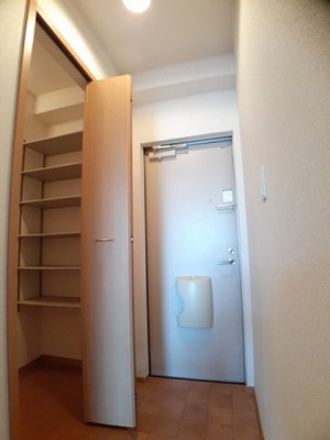 【玄関】 | ペシュール西小二里 | 明るい玄関です