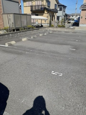 【駐車場】 | ペシュール西小二里 | 車をお持ちの方に嬉しい駐車場付きの物件です