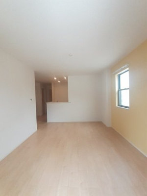 【居間・リビング】 | ヴェルソー加納 | こちらの居間で趣味の時間をお楽しみください