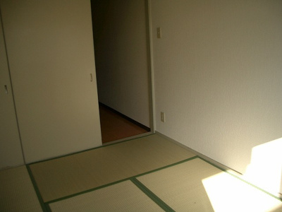 【居間・リビング】 | ルガル・デ・レイナ | 日当たりの良いお部屋です