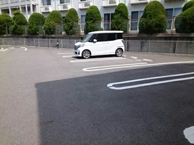 【駐車場】 | リヴェール栄谷 | 駐車場に車を止められます