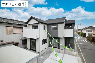 【外観】 | LIGARE久喜市久喜東27期　新築住宅 | ≪2号棟≫青空に映えるモダンなデザインの佇まい！お車が2台駐車可能なので、ご夫婦の通勤や、ご家族でのお出かけがスムーズに行えますね♪安心の住まいです。
現地(2025年11月撮影)