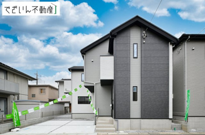 【外観】 | LIGARE久喜市久喜東27期　新築住宅 | ≪2号棟≫シンプルでありながらも洗練されたデザインの外観！長く住む家だからこそ、飽きのこないモダンな佇まいは、毎日帰るのが楽しみになりますね♪
現地(2025年11月撮影)