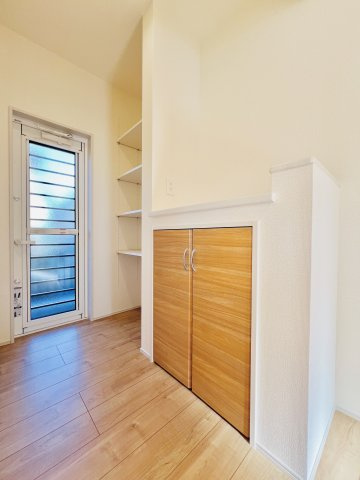 桐生市琴平町の収納|便利な勝手口や可動棚、カウンター付きのパントリー◎