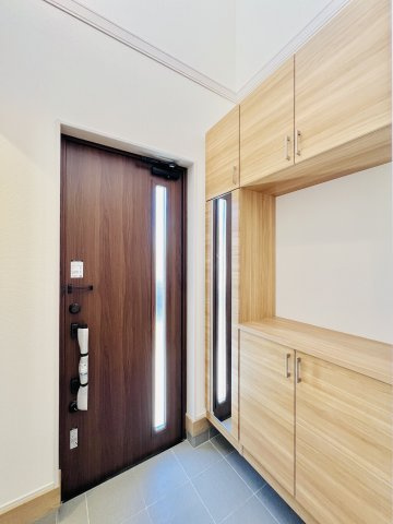 桐生市琴平町の玄関|コの字型の大容量シューズボックス。家族全員分の靴を収納して、玄関をスッキリと魅せてくれます!土間収納付き◎