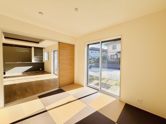 桐生市琴平町の和室|リビングと隣接する和室は、扉をあけてより開放的な空間に。