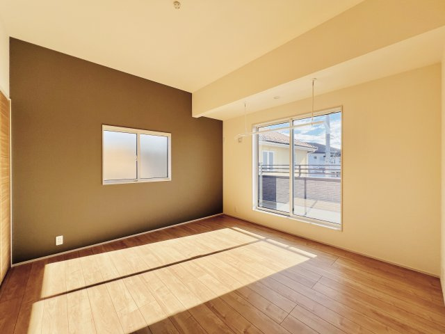 桐生市琴平町の洋室|8帖のゆったりとした広さを確保した主寝室。