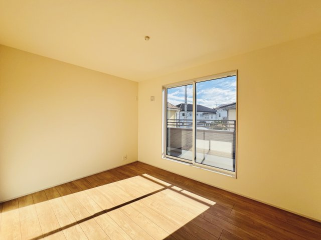 桐生市琴平町の洋室|バルコニーの奥行で圧迫感なく、開放的にお過ごしいただけます(^^♪