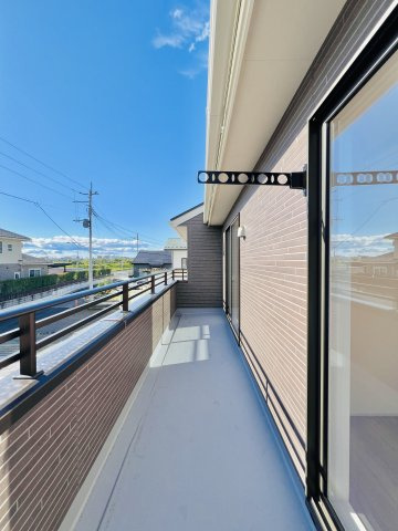 桐生市琴平町のバルコニー|日当たりも良好な横長のバルコニー♪