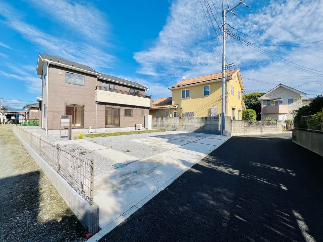 桐生市琴平町の前面道路含む現地写真|間口も広く駐車も焦らずにできます♪