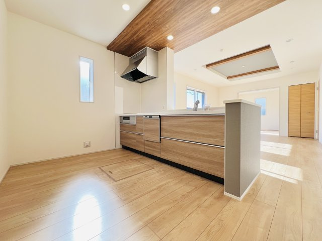 桐生市琴平町のキッチン|作業スペースを広く、後方に食器棚を設置しても快適にお料理できるキッチン♪