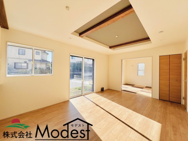 桐生市琴平町の居間・リビング|陽当たり良好で、1日中いたくなるほど心地よいリビング♪