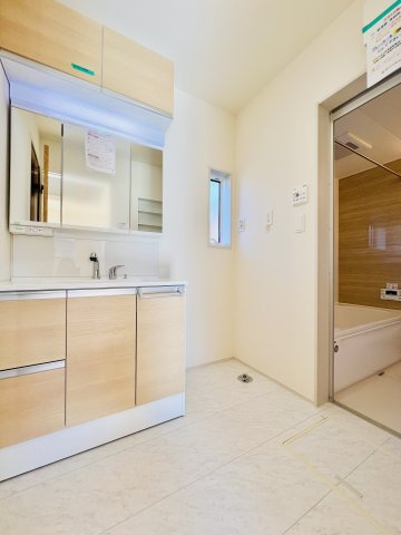 桐生市琴平町の独立洗面台|広々洗面・脱衣室は洗濯機を設置してもまだまだ余裕があります♪