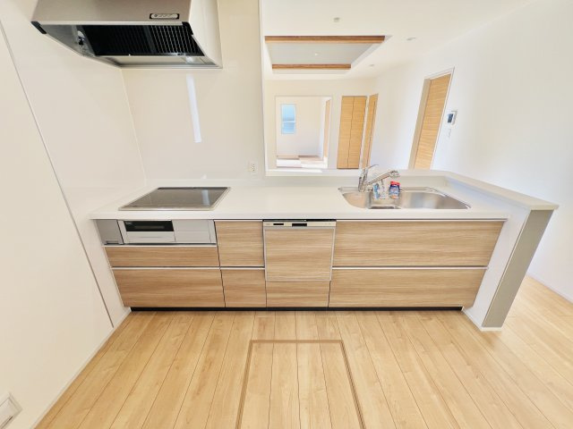 桐生市琴平町のキッチン|人気の高い対面式です♪作業しながら家族の様子が見えてコミュニケーションも取りやすくなります!(^^)!