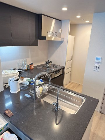 ローレルコート京都御所東のキッチン|コンパクトなキッチンで掃除もラクラク