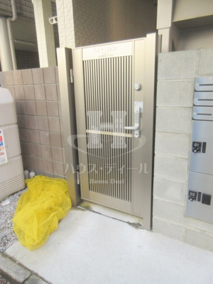 【エントランス】 | ラ・ルーチェ | 落ち着いたエントランスです