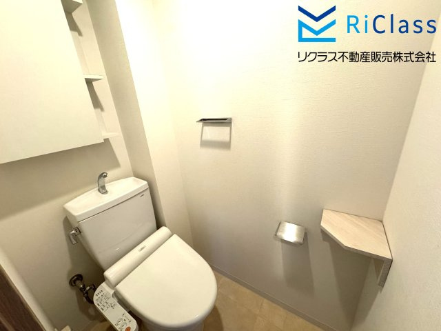 ルネ神戸星陵台のトイレ|落ち着いた色調のウォシュレット付きトイレです