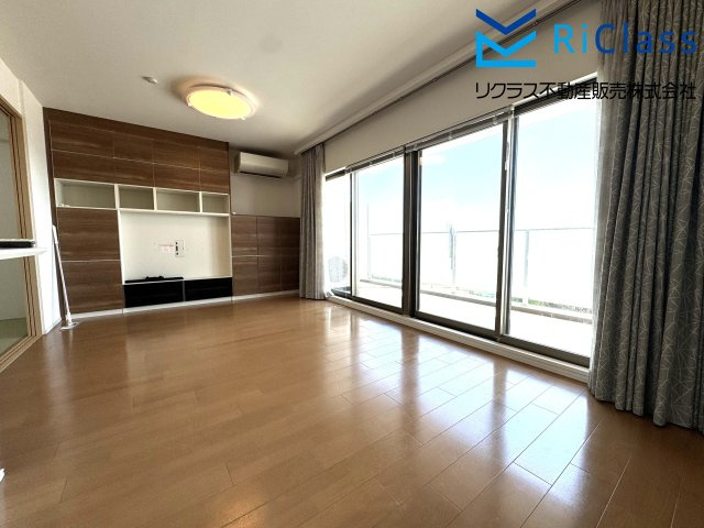 ルネ神戸星陵台の居間・リビング|採光と眺望のあるリビングです