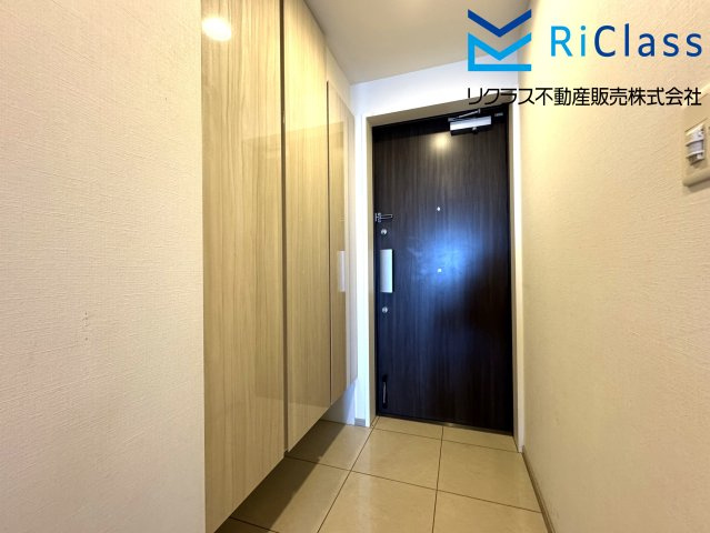 ルネ神戸星陵台の玄関|大型シューズボックス付きの玄関です