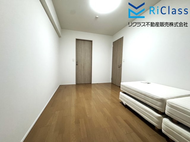 ルネ神戸星陵台の寝室|約7帖の寝室の扉を開けるとファミリークローゼットがございます