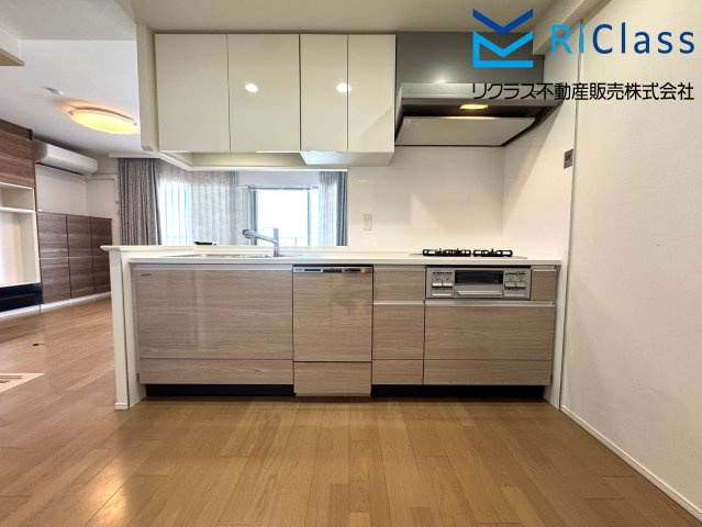 ルネ神戸星陵台のキッチン|食器洗い乾燥機と浄水器付きシステムキッチン