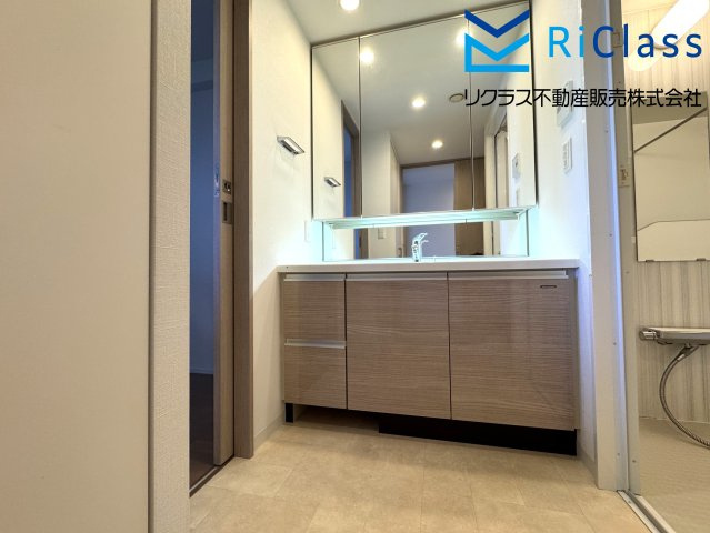 ルネ神戸星陵台の独立洗面台|三面鏡付きのキレイな独立洗面化粧台