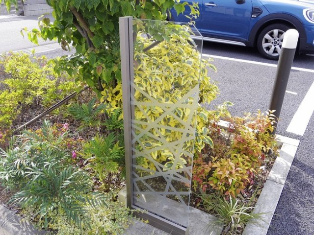 ユーミーのエントランス|館銘板