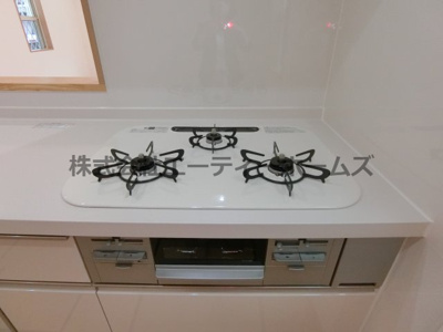 【キッチン】 | 本町三丁目戸建 | 3口コンロ