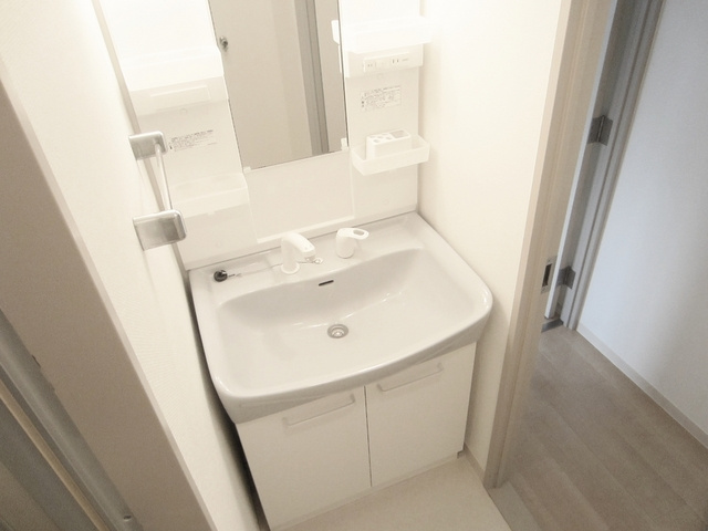 王子ハイツの洗面所|大き目の洗面台がうれしいですね！