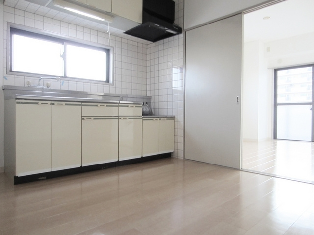 王子ハイツの居間・リビング|ダイニングテーブルが置ける十分な広さ！