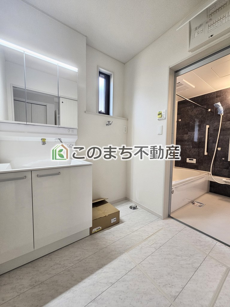 いろどりアイタウン那須塩原市並木町23-P1の洗面所|同社施工物件の写真です。※建具やフローリング、その他仕様が違う場合がございます。シャンプードレッサーで朝の身支度♪伸びるホースでお掃除も簡単清潔です！