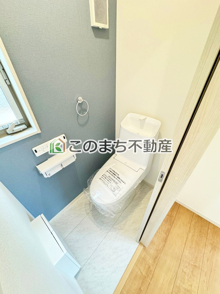 いろどりアイタウン那須塩原市並木町23-P1のトイレ|同社施工物件の写真です。※建具やフローリング、その他仕様が違う場合がございます。