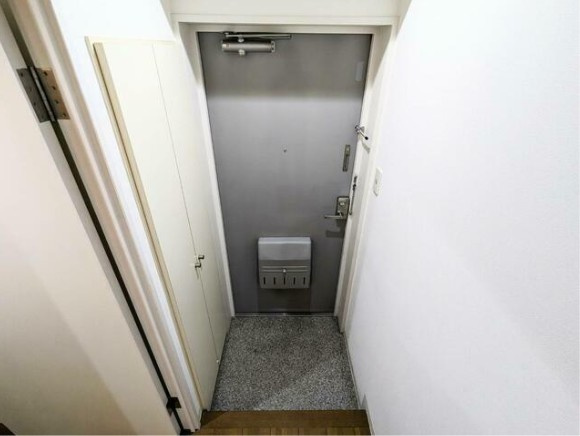 PAL中野ビルの玄関