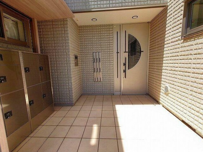 新座市野火止７丁目の賃貸マンションのエントランス