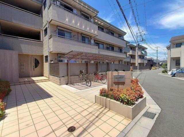 新座市野火止７丁目の賃貸マンションのエントランス