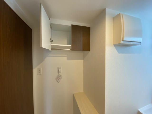 メゾンさくら緑井の収納|洗濯機置場上部