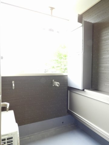 サンカルージ　ウェストのバルコニー|外からの目が気にならないバルコニーで洗濯物が干せます