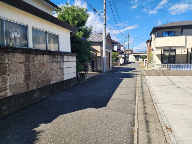 高崎市八千代町2丁目売土地の前面道路含む現地写真