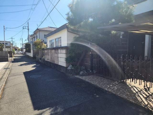 高崎市八千代町2丁目売土地の前面道路含む現地写真