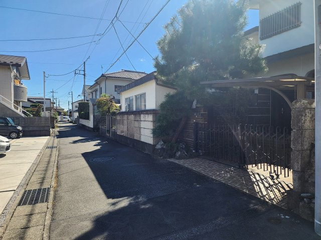 高崎市八千代町2丁目売土地の前面道路含む現地写真