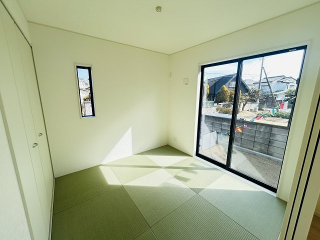 新築　前橋市関根町第３　クレイドルガーデン　1号棟の和室|現地写真　リビング隣の和室はお子様の遊び部屋としてもちょうどいいですね♪							
