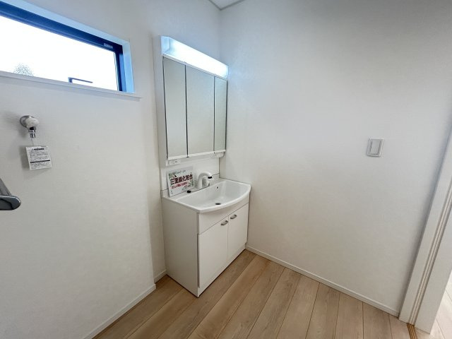 新築　前橋市関根町第３　クレイドルガーデン　1号棟の独立洗面台|現地写真　シャワー付きの洗面台は忙しい朝でも身支度を整えるのにとても便利◎							
